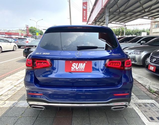2021年式 M-BENZ GLC300 AMG 4MATIC 2.0 總代理 輕油電 僅跑5萬公里 德系最霸氣跑旅  第6張相片