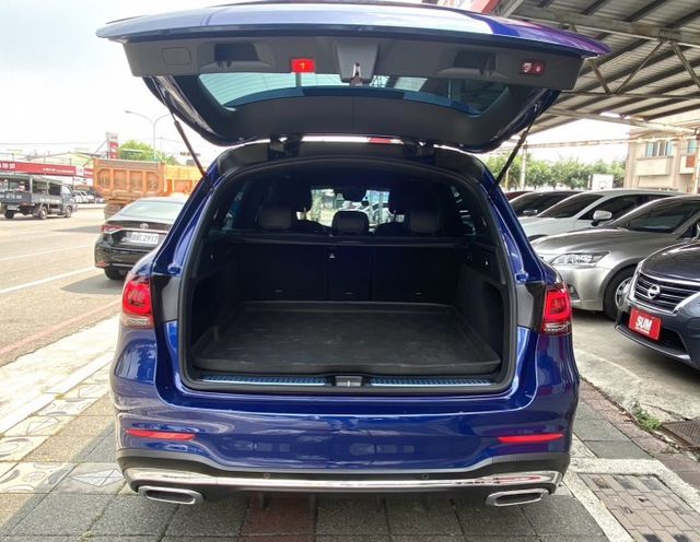 2021年式 M-BENZ GLC300 AMG 4MATIC 2.0 總代理 輕油電 僅跑5萬公里 德系最霸氣跑旅  第7張相片