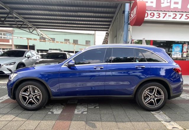 2021年式 M-BENZ GLC300 AMG 4MATIC 2.0 總代理 輕油電 僅跑5萬公里 德系最霸氣跑旅  第9張相片