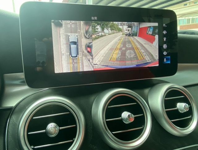 2021年式 M-BENZ GLC300 AMG 4MATIC 2.0 總代理 輕油電 僅跑5萬公里 德系最霸氣跑旅  第20張相片