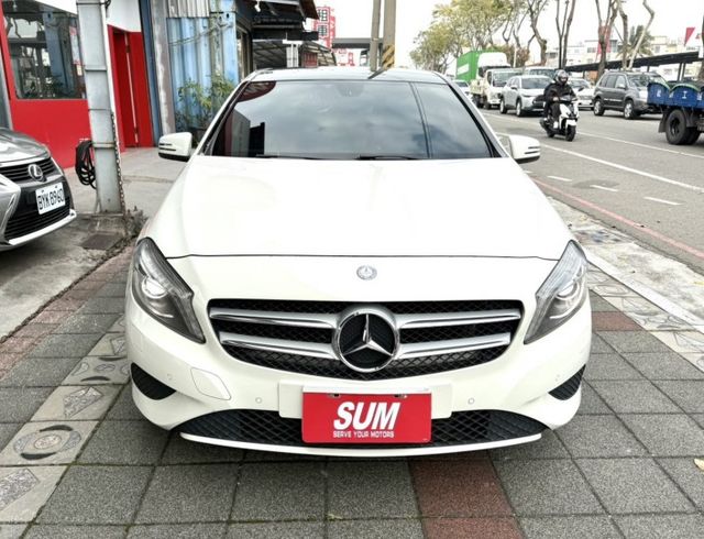 2015年式 M-Benz 總代理 A200 1.6 原鈑件 電動跑車座椅  全景天窗 外型時尚 小姊姊們的最愛款  第2張相片