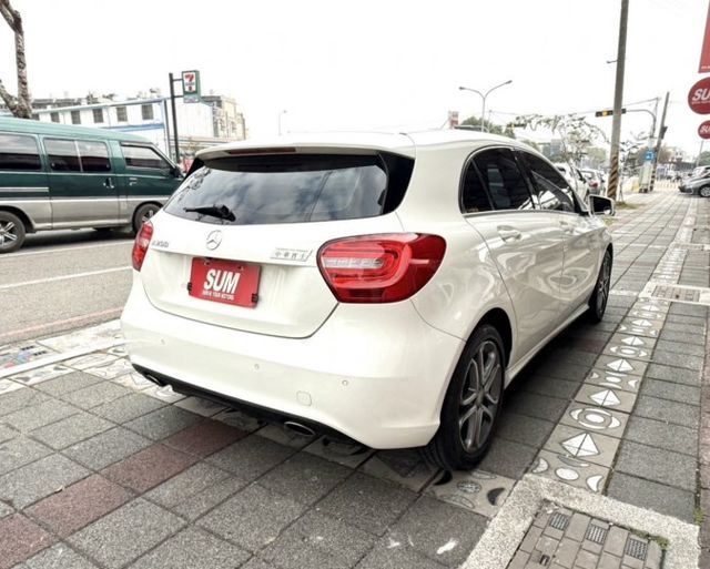 2015年式 M-Benz 總代理 A200 1.6 原鈑件 電動跑車座椅  全景天窗 外型時尚 小姊姊們的最愛款  第5張相片