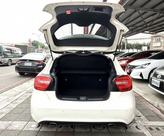 2015年式 M-Benz 總代理 A200 1.6 原鈑件 電動跑車座椅  全景天窗 外型時尚 小姊姊們的最愛款  第7張相片