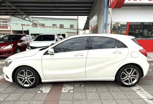 2015年式 M-Benz 總代理 A200 1.6 原鈑件 電動跑車座椅  全景天窗 外型時尚 小姊姊們的最愛款  第9張相片