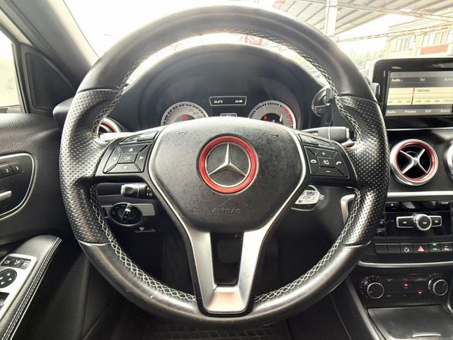 2015年式 M-Benz 總代理 A200 1.6 原鈑件 電動跑車座椅  全景天窗 外型時尚 小姊姊們的最愛款  第11張相片