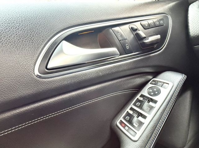 2015年式 M-Benz 總代理 A200 1.6 原鈑件 電動跑車座椅  全景天窗 外型時尚 小姊姊們的最愛款  第19張相片
