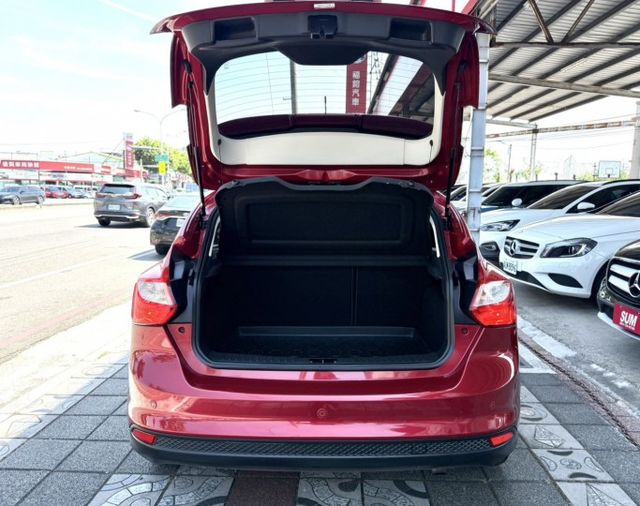 2013年 FORD Focus 5D 1.6 汽油時尚型 認證車 雙區恆溫 循跡防滑 空間大 高CP值的都會代步小車  第7張相片