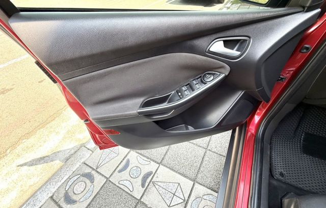 2013年 FORD Focus 5D 1.6 汽油時尚型 認證車 雙區恆溫 循跡防滑 空間大 高CP值的都會代步小車  第16張相片