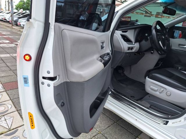2016豐田SIENNA 七人座豪華休旅車 電動滑門 電動座椅 大螢幕 定速..挑戰全台最優惠價  第13張相片