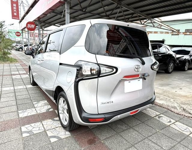 2022年 Toyota Sienta 5人座 1.8 豪華+版 原鈑件 I-Key 恆溫 電動側滑門 國產跨界休旅車  第4張相片