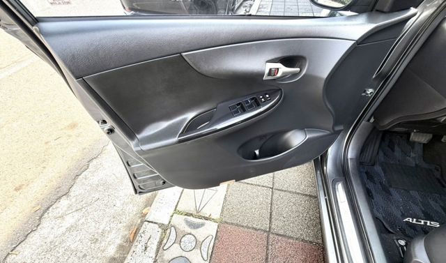 2013年 Toyota Altis 1.8 E版 原鈑件 恆溫空調 定速 倒車顯影 好保養 車況優  通勤 代步最實用  第15張相片