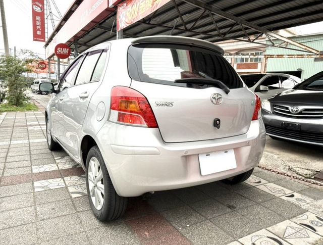 2013年 Toyota Yaris 1.5 G版 小鴨 原鈑件 恆溫 電折後視鏡 頭燈水平調整 經典耐用好代步小車首選  第4張相片