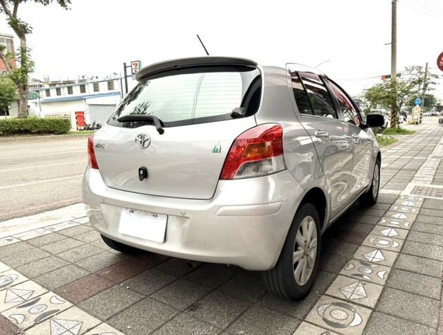 2013年 Toyota Yaris 1.5 G版 小鴨 原鈑件 恆溫 電折後視鏡 頭燈水平調整 經典耐用好代步小車首選  第5張相片