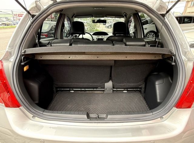 2013年 Toyota Yaris 1.5 G版 小鴨 原鈑件 恆溫 電折後視鏡 頭燈水平調整 經典耐用好代步小車首選  第7張相片