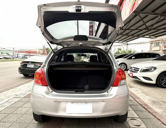 2013年 Toyota Yaris 1.5 G版 小鴨 原鈑件 恆溫 電折後視鏡 頭燈水平調整 經典耐用好代步小車首選  第8張相片