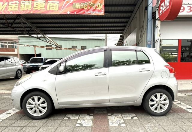 2013年 Toyota Yaris 1.5 G版 小鴨 原鈑件 恆溫 電折後視鏡 頭燈水平調整 經典耐用好代步小車首選  第9張相片