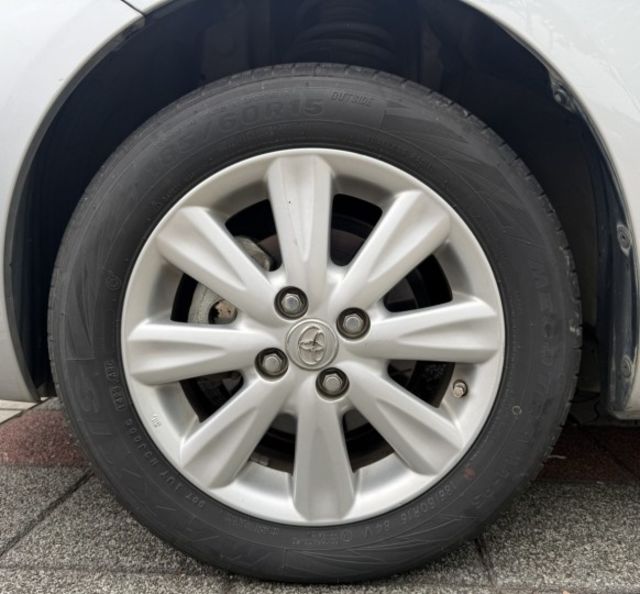 2013年 Toyota Yaris 1.5 G版 小鴨 原鈑件 恆溫 電折後視鏡 頭燈水平調整 經典耐用好代步小車首選  第10張相片