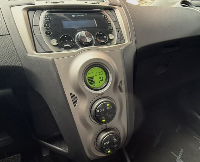 2013年 Toyota Yaris 1.5 G版 小鴨 原鈑件 恆溫 電折後視鏡 頭燈水平調整 經典耐用好代步小車首選  第18張相片
