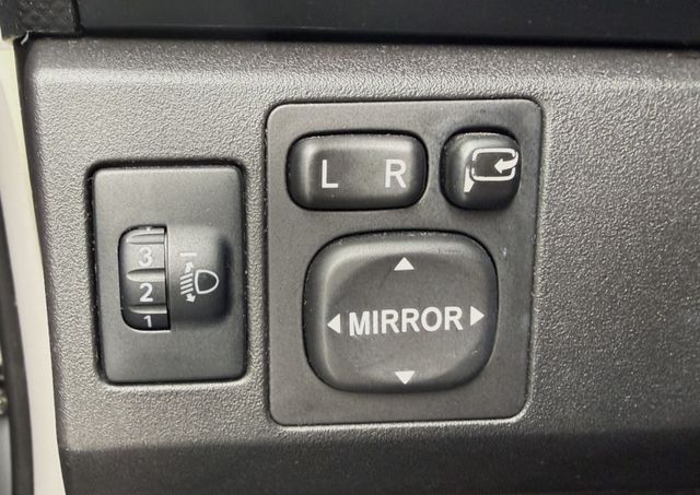 2013年 Toyota Yaris 1.5 G版 小鴨 原鈑件 恆溫 電折後視鏡 頭燈水平調整 經典耐用好代步小車首選  第20張相片