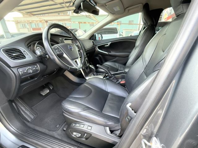 2015年 VOLVO V40 T4 1.6 豪華版 雙區恆溫 渦輪增壓 自動停車 電動座椅 北歐經典質感掀背小車  第13張相片
