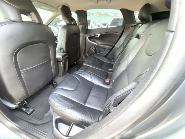 2015年 VOLVO V40 T4 1.6 豪華版 雙區恆溫 渦輪增壓 自動停車 電動座椅 北歐經典質感掀背小車  第14張相片