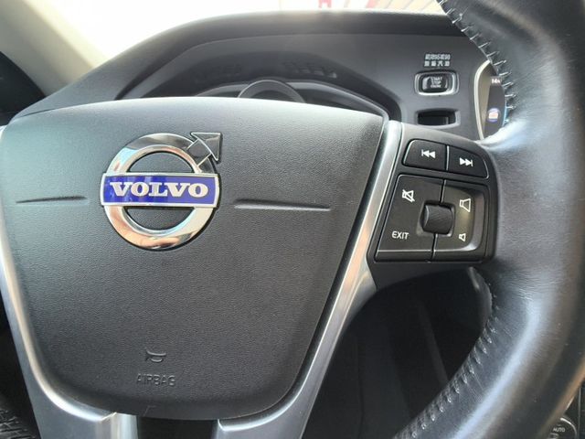 2015年 VOLVO V40 T4 1.6 豪華版 雙區恆溫 渦輪增壓 自動停車 電動座椅 北歐經典質感掀背小車  第16張相片