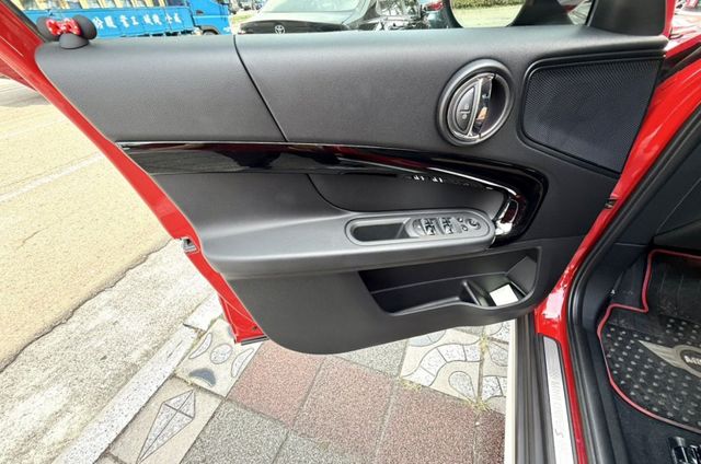 2023年式 MINI Countryman Cooper S 2.0 原鈑件 僅跑1.6萬  帥氣有型 英倫鋼砲小休旅  第17張相片