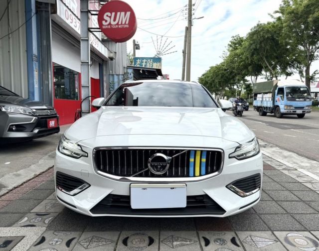 2021年 VOLVO V60 T8 inscription 2.0 油電混合 原鈑件 北歐經典質感簡約風性能轎式旅行車  第2張相片
