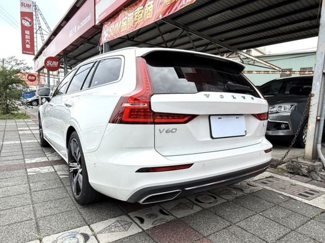 2021年 VOLVO V60 T8 inscription 2.0 油電混合 原鈑件 北歐經典質感簡約風性能轎式旅行車  第4張相片