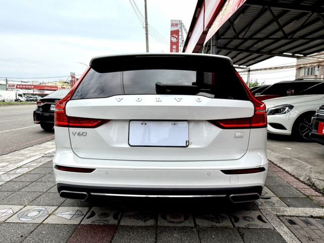 2021年 VOLVO V60 T8 inscription 2.0 油電混合 原鈑件 北歐經典質感簡約風性能轎式旅行車  第6張相片