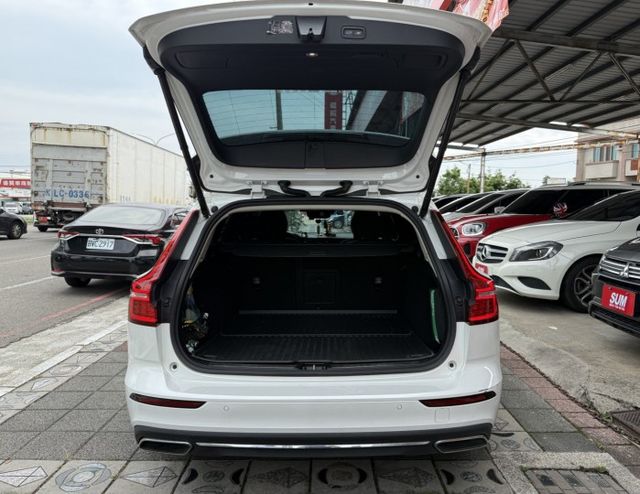 2021年 VOLVO V60 T8 inscription 2.0 油電混合 原鈑件 北歐經典質感簡約風性能轎式旅行車  第7張相片