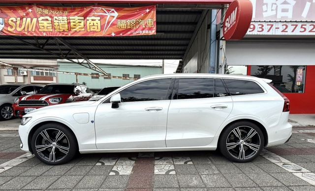 2021年 VOLVO V60 T8 inscription 2.0 油電混合 原鈑件 北歐經典質感簡約風性能轎式旅行車  第10張相片