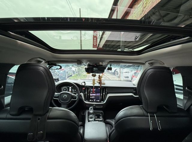 2021年 VOLVO V60 T8 inscription 2.0 油電混合 原鈑件 北歐經典質感簡約風性能轎式旅行車  第12張相片