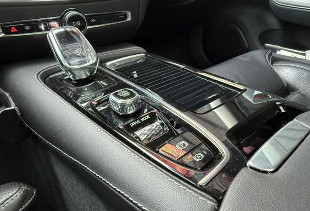 2021年 VOLVO V60 T8 inscription 2.0 油電混合 原鈑件 北歐經典質感簡約風性能轎式旅行車  第15張相片
