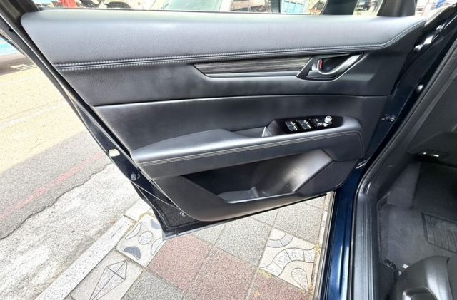 2017年 Mazda CX-5(NEW) SKY-G 2WD 頂級型 雙區恆溫 電動椅 兼顧質感 空間與安全的日系休旅  第17張相片