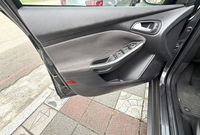 2017年 Ford Focus 5D 1.5T 汽油時尚型 原鈑件 里程8萬 渦輪引擎 定速 靈活好開 駕馭樂趣滿分  第17張相片
