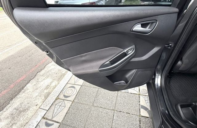 2017年 Ford Focus 5D 1.5T 汽油時尚型 原鈑件 里程8萬 渦輪引擎 定速 靈活好開 駕馭樂趣滿分  第18張相片