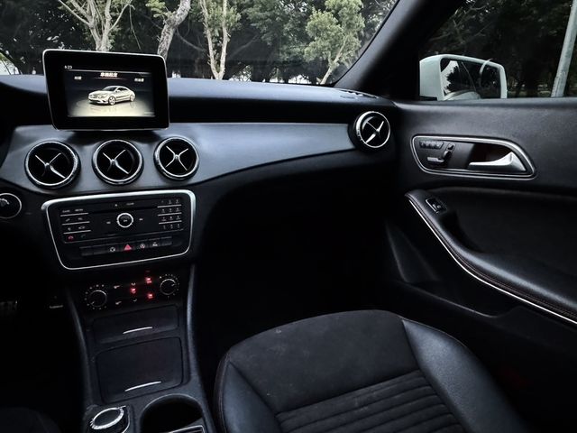 M-BENZ賓士 CLA250  第10張相片
