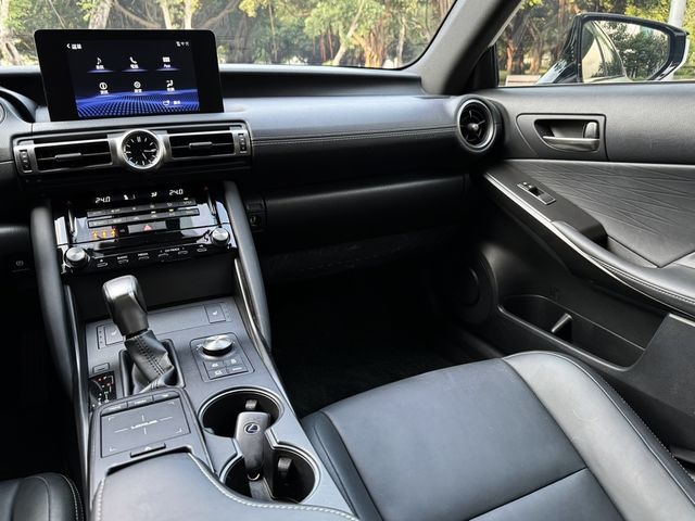 LEXUS凌志 IS 300H  第9張相片