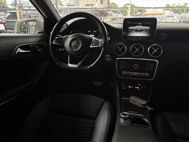 M-BENZ賓士 A180  第9張相片