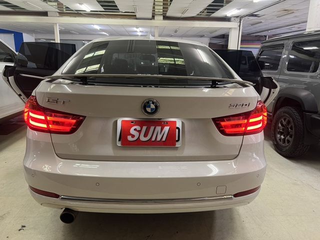 總代理Luxury 僅跑9萬公里 原廠保養 全車原鈑件 全景天窗  電動尾門 電動記憶座椅 室內氛圍燈  第5張相片