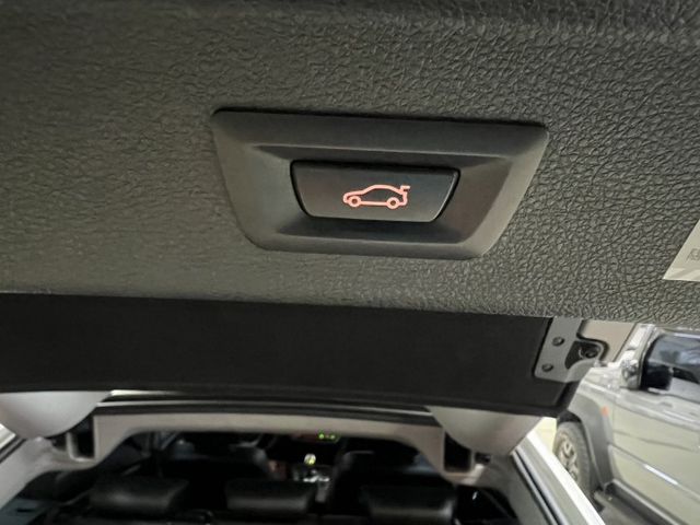 總代理Luxury 僅跑9萬公里 原廠保養 全車原鈑件 全景天窗  電動尾門 電動記憶座椅 室內氛圍燈  第10張相片