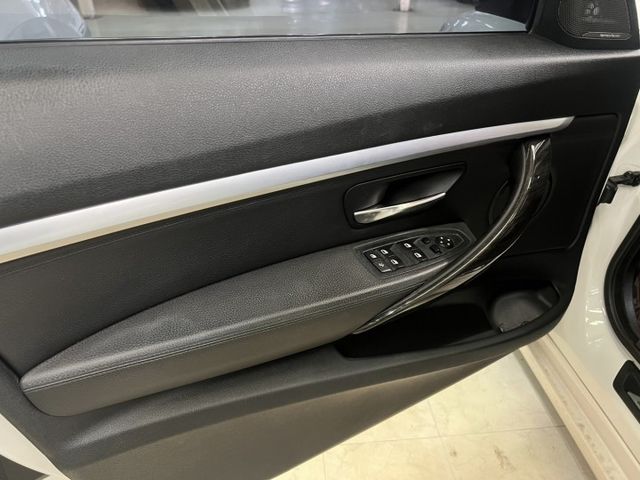 總代理Luxury 僅跑9萬公里 原廠保養 全車原鈑件 全景天窗  電動尾門 電動記憶座椅 室內氛圍燈  第12張相片