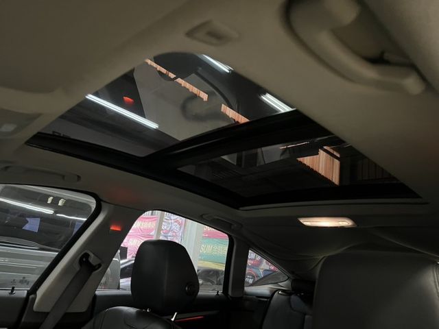 總代理Luxury 僅跑9萬公里 原廠保養 全車原鈑件 全景天窗  電動尾門 電動記憶座椅 室內氛圍燈  第17張相片
