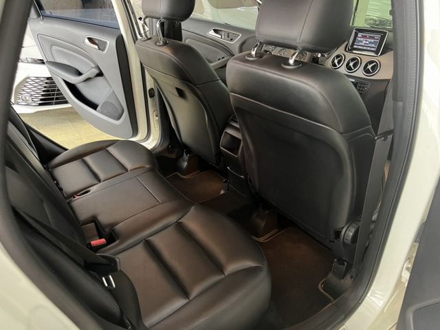 總代理 B200 正一手女用車 原廠保養 認證車 資料備份鑰匙齊全 方向盤快撥 雙區恆溫 電動記憶座椅  第8張相片