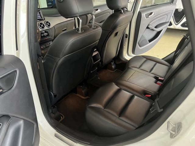 總代理 B200 正一手女用車 原廠保養 認證車 資料備份鑰匙齊全 方向盤快撥 雙區恆溫 電動記憶座椅  第9張相片