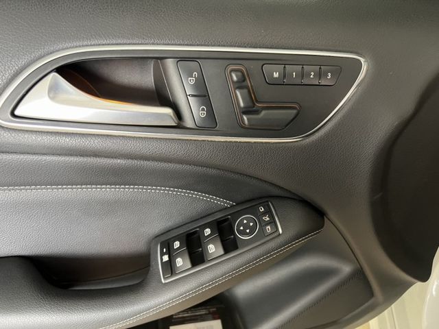 總代理 B200 正一手女用車 原廠保養 認證車 資料備份鑰匙齊全 方向盤快撥 雙區恆溫 電動記憶座椅  第10張相片