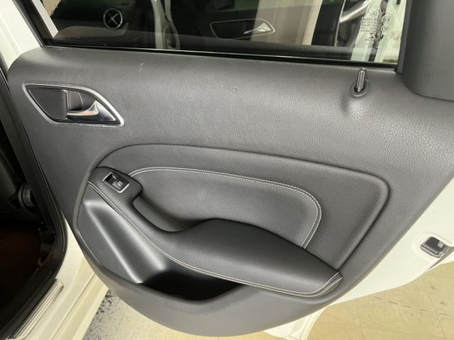 總代理 B200 正一手女用車 原廠保養 認證車 資料備份鑰匙齊全 方向盤快撥 雙區恆溫 電動記憶座椅  第11張相片