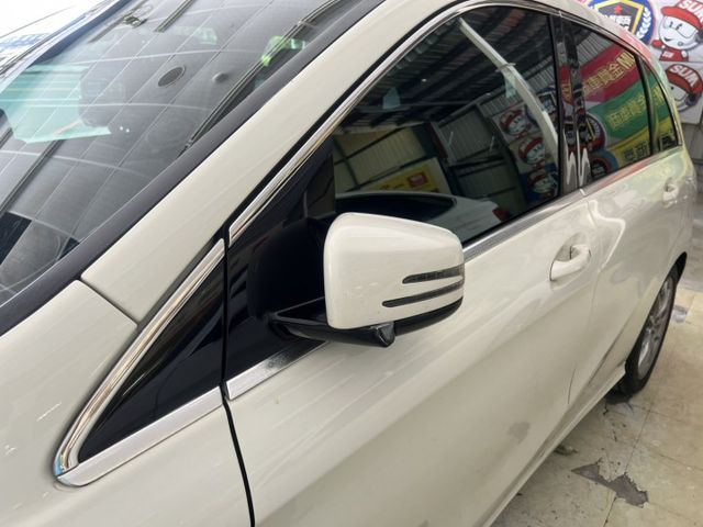 總代理 B200 正一手女用車 原廠保養 認證車 資料備份鑰匙齊全 方向盤快撥 雙區恆溫 電動記憶座椅  第19張相片