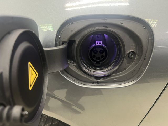 插電式複合動力 B&W音響 車室高效清淨 通風座椅 抬頭顯示 無線充電板 氣壓懸吊 僅跑4萬公里原廠保養  第9張相片